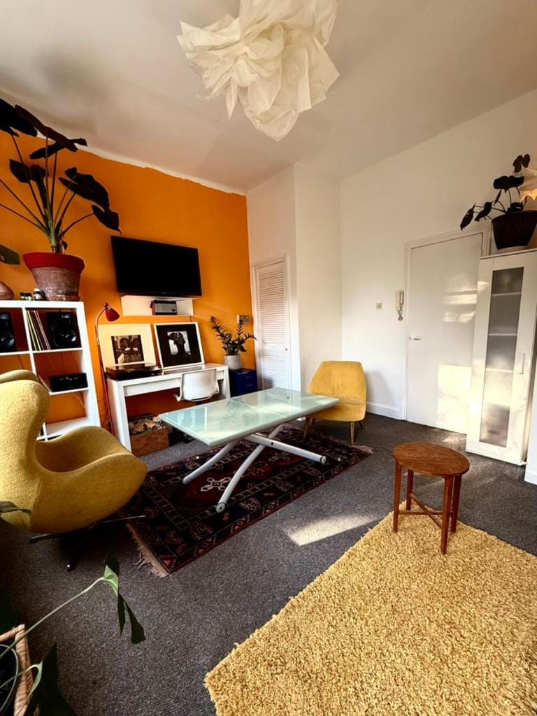 Sunny Opposite the Park, Central Steps from It All! Apartment in London Borough of Southwark