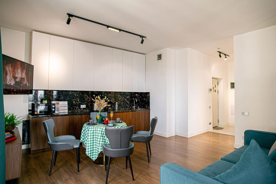 Coffee/tea facilities, Kitchen or kitchenette, Living room, Seating area, Dining area