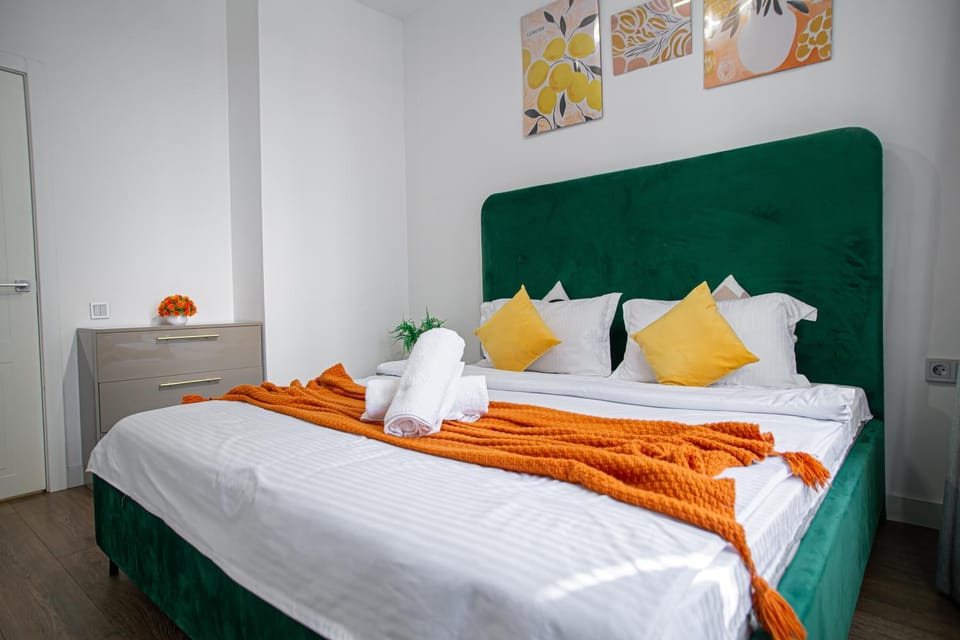 Bed, Bedroom, towels