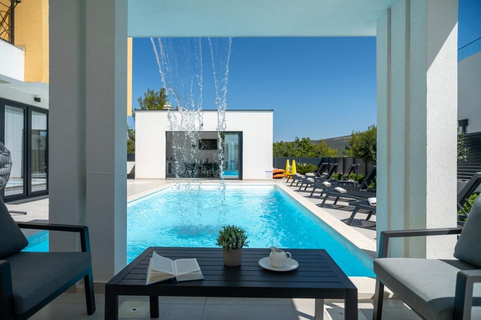 Patio, Swimming pool, sunbed