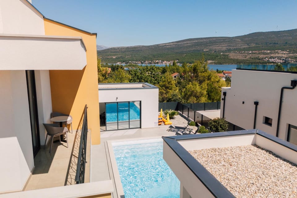 Property building, Natural landscape, View (from property/room), Balcony/Terrace, Mountain view, Swimming pool, sunbed