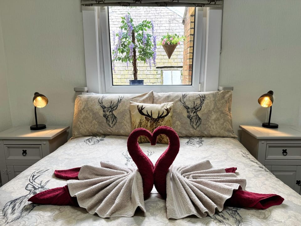 Bed, Bedroom, towels