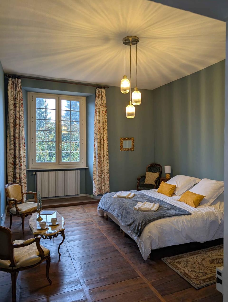 Photo of the whole room, Bedroom