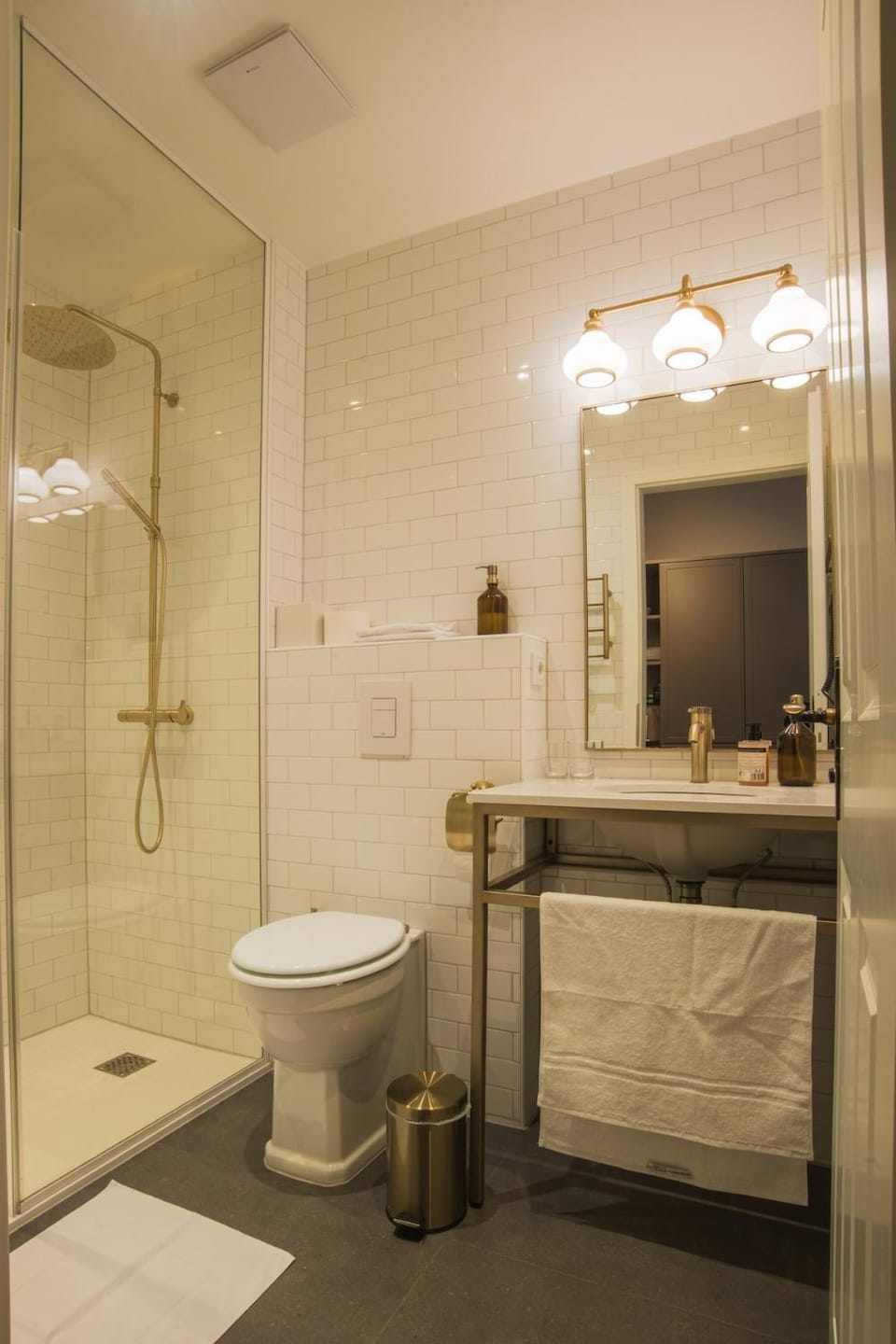 Shower, Toilet, Bathroom, towels