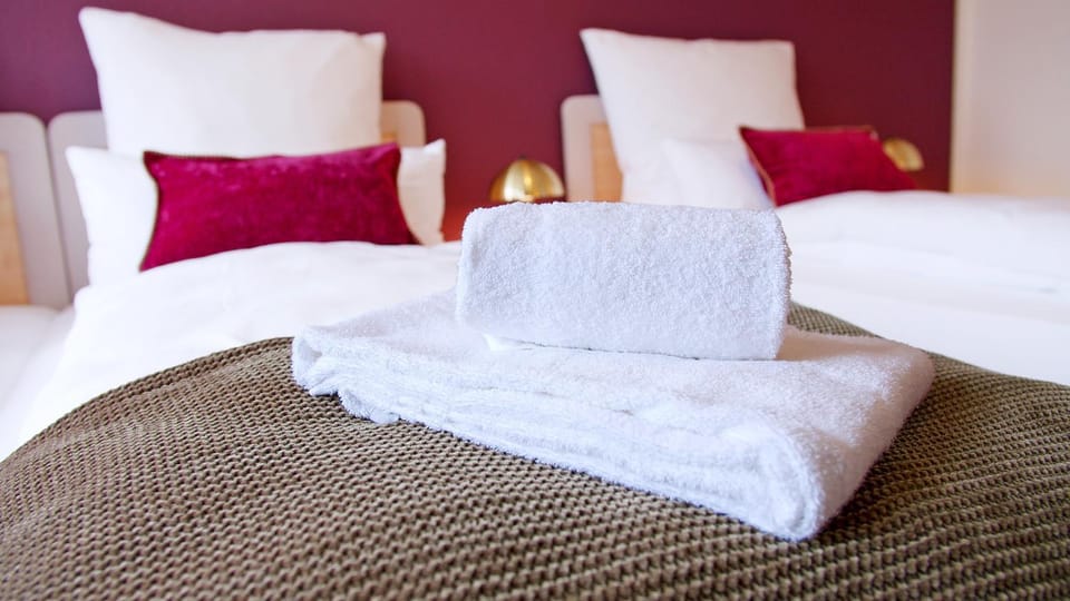 Bed, Bedroom, towels
