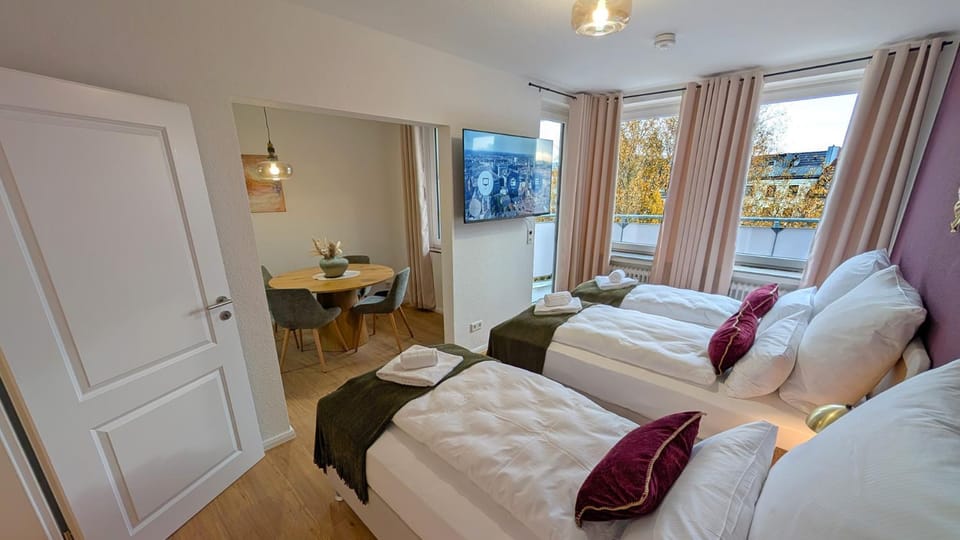 Bed, TV and multimedia, View (from property/room), Balcony/Terrace, Seating area, Dining area, towels