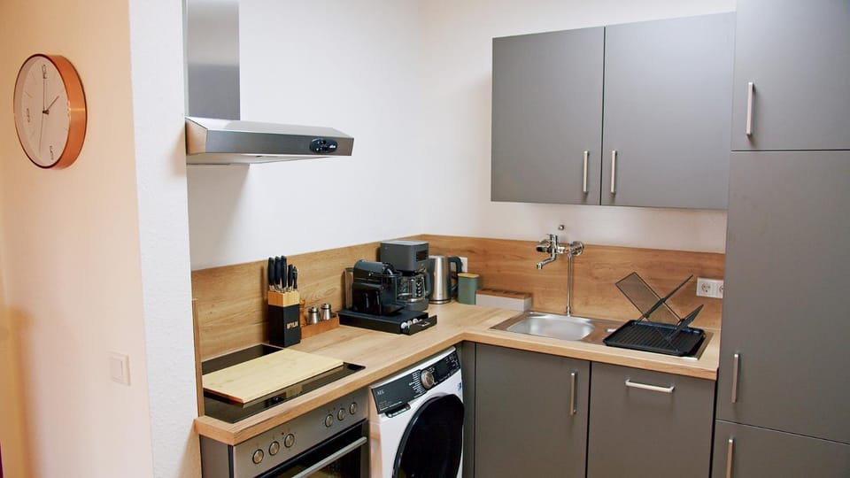 Coffee/tea facilities, Kitchen or kitchenette, dishwasher, oven, stove, washing machine, dryer, kitchen