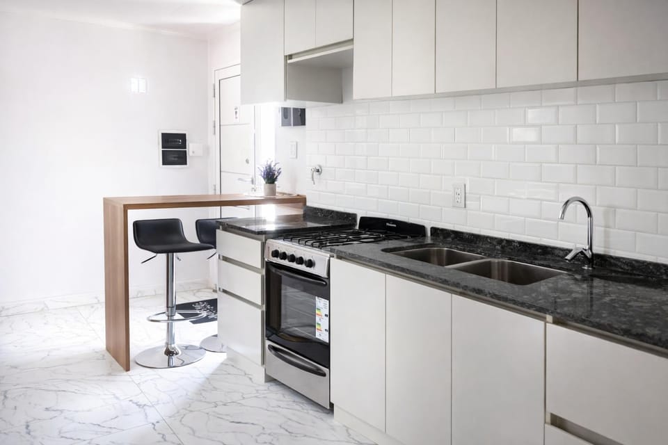 Kitchen or kitchenette, minibar