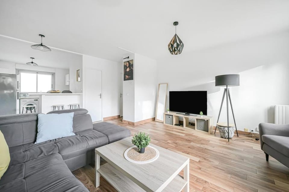 TV and multimedia, Kitchen or kitchenette, Living room, Seating area, Dining area