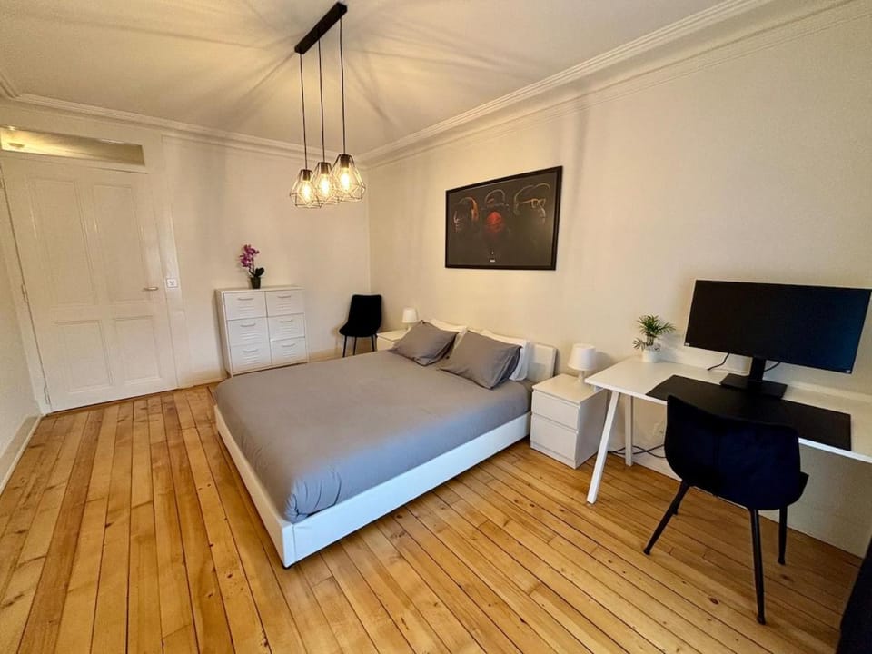 Bed, Photo of the whole room, Seating area, Bedroom