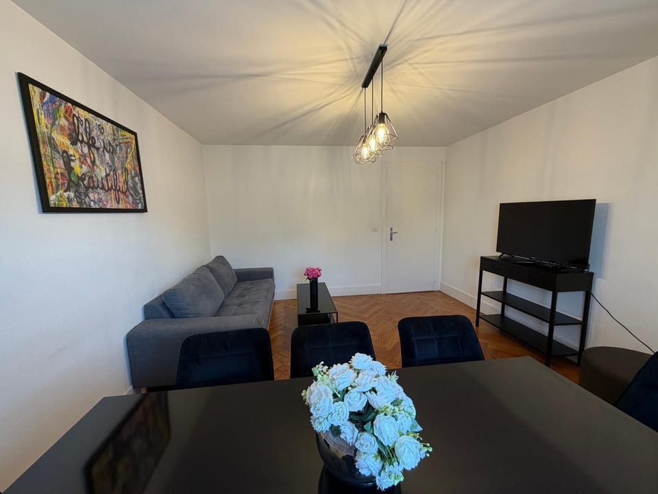 Communal lounge/ TV room, TV and multimedia, Living room, Seating area, Bedroom