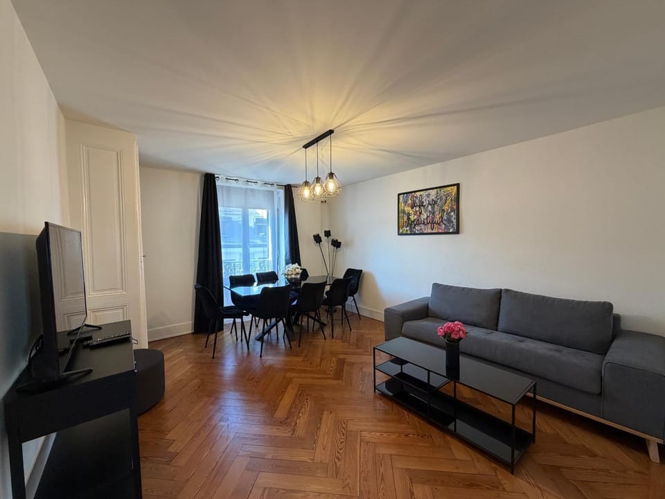Communal lounge/ TV room, TV and multimedia, Living room, Seating area, Bedroom