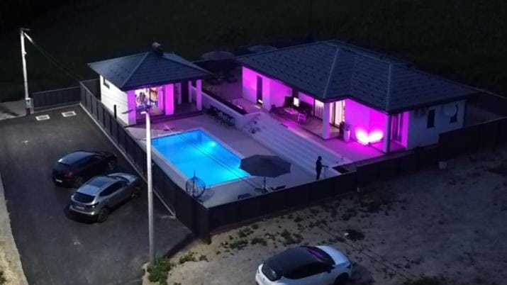 Property building, Night, Garden, Balcony/Terrace, Pool view, Swimming pool, Swimming pool, Parking, sunbed