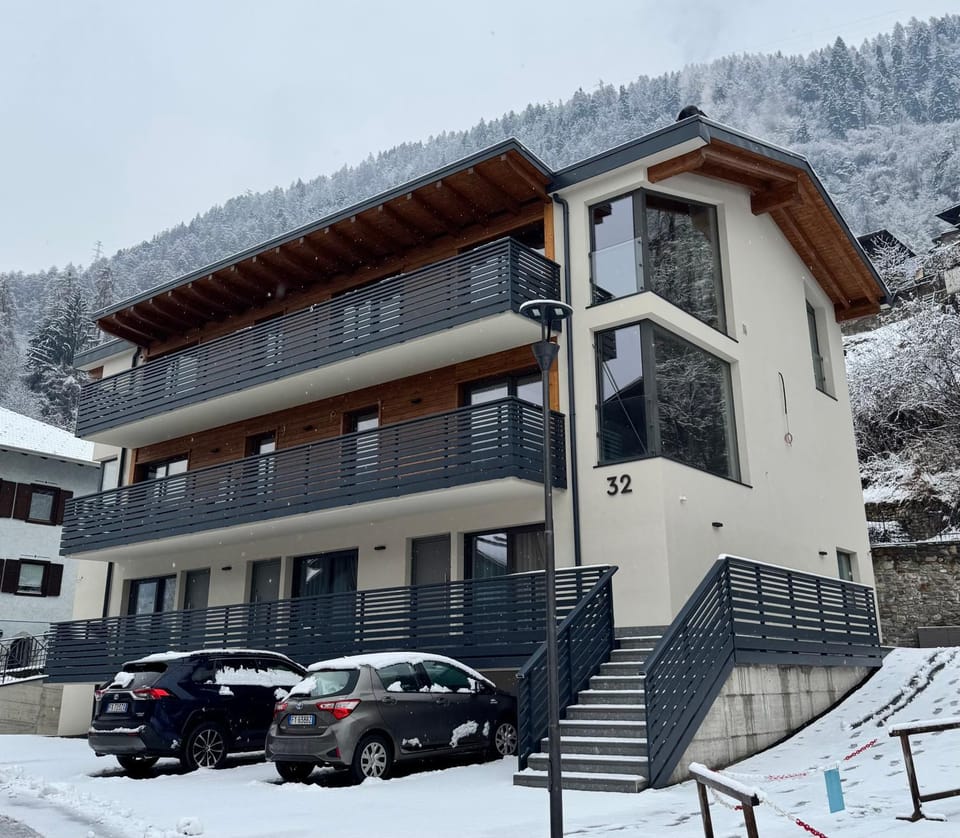 Property building, Day, Natural landscape, Winter, Mountain view, Parking