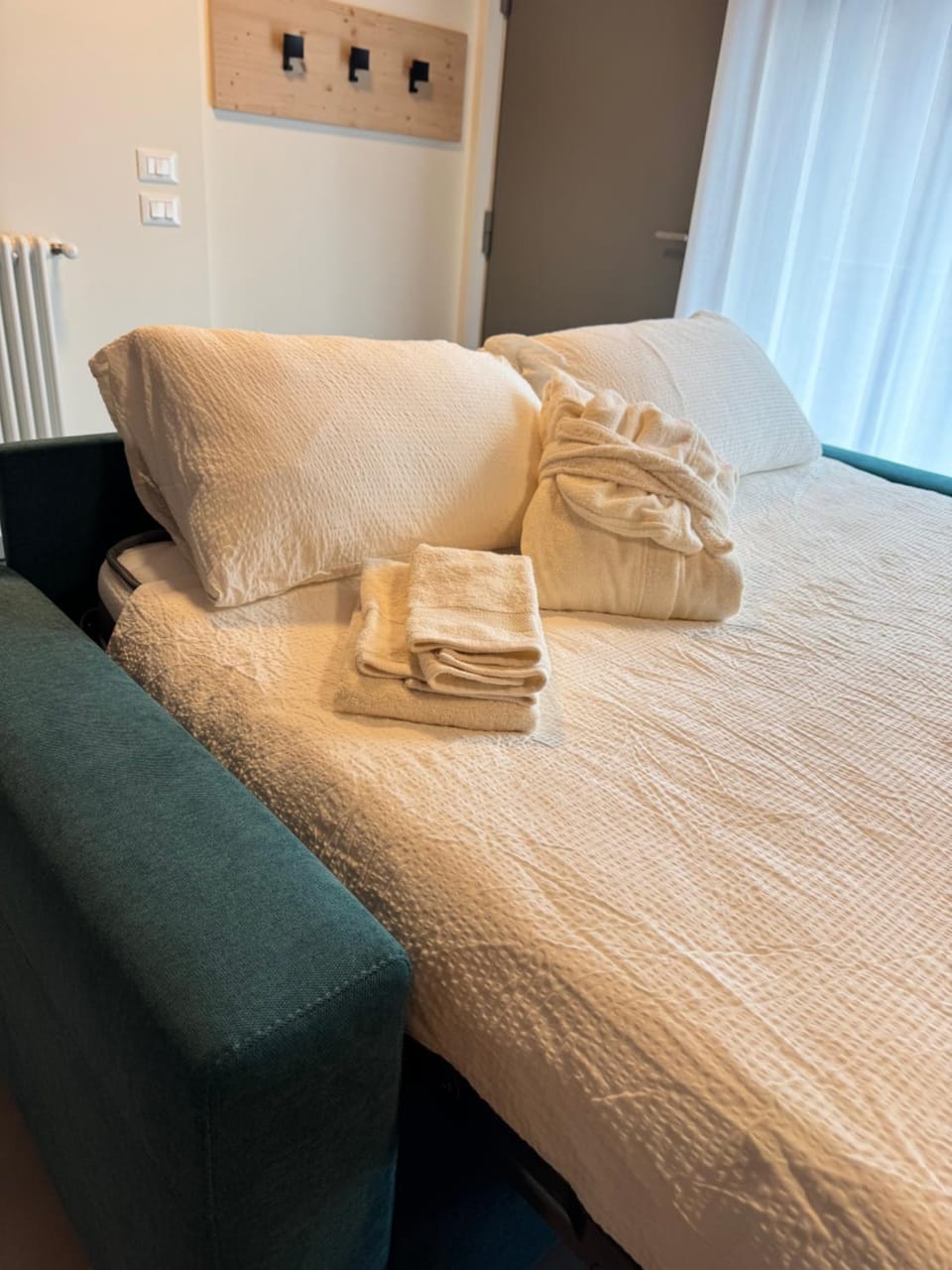 Bed, Photo of the whole room, towels