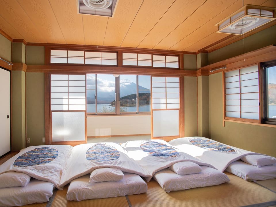 Photo of the whole room, Lake view, Mountain view