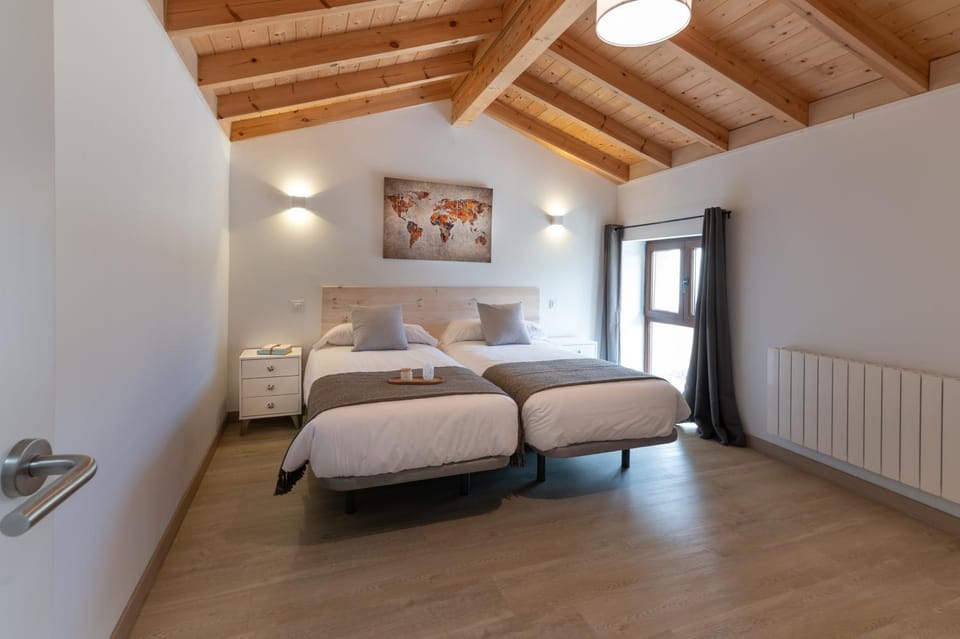 Bed, Photo of the whole room, Decorative detail, Bedroom, heating