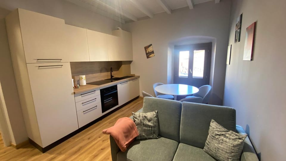Kitchen or kitchenette, Dining area, oven, stove