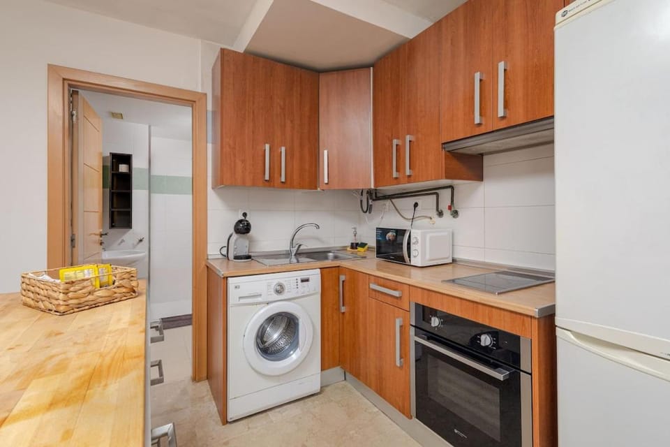 Coffee/tea facilities, microwave, oven, stove, washing machine, kitchen