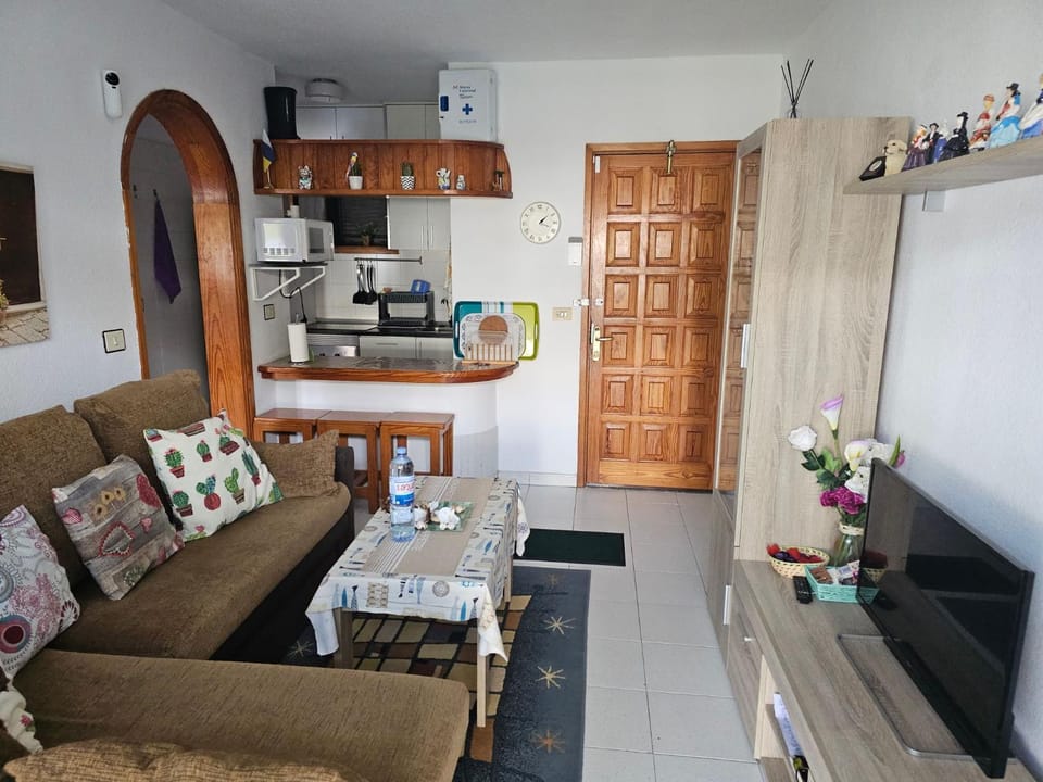 Communal lounge/ TV room, TV and multimedia, Living room, microwave, oven