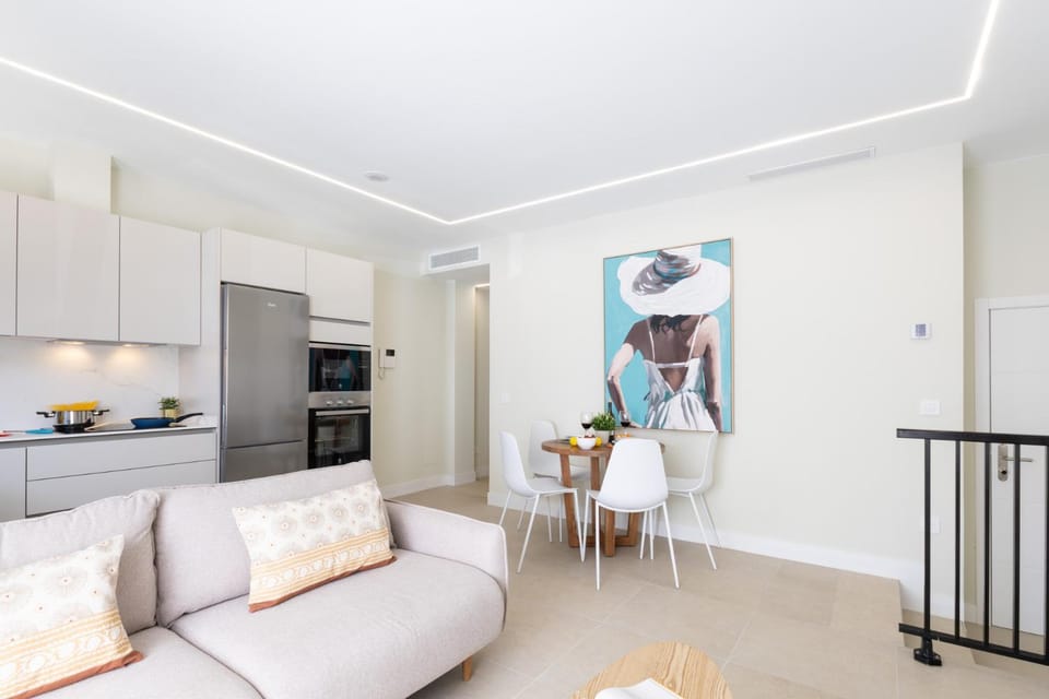 Kitchen or kitchenette, Living room, Seating area, Dining area