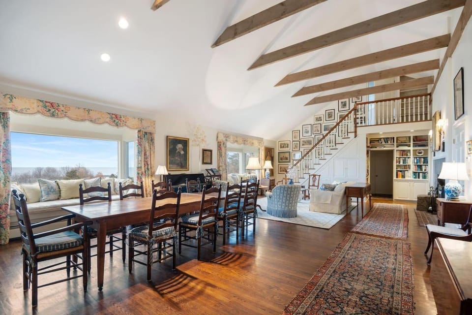 Timeless Seaside Estate 4 Lodgings, Private Beach House in Gloucester