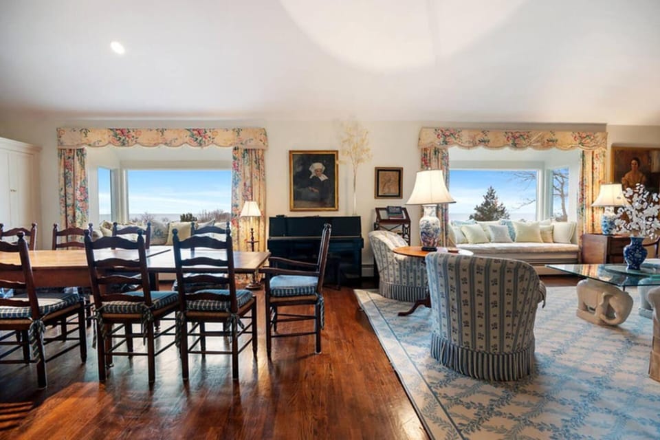 Timeless Seaside Estate 4 Lodgings, Private Beach House in Gloucester
