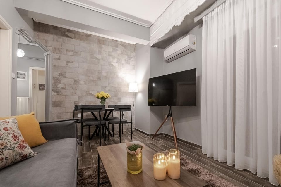 TV and multimedia, Living room, Seating area, Evening entertainment, air conditioner