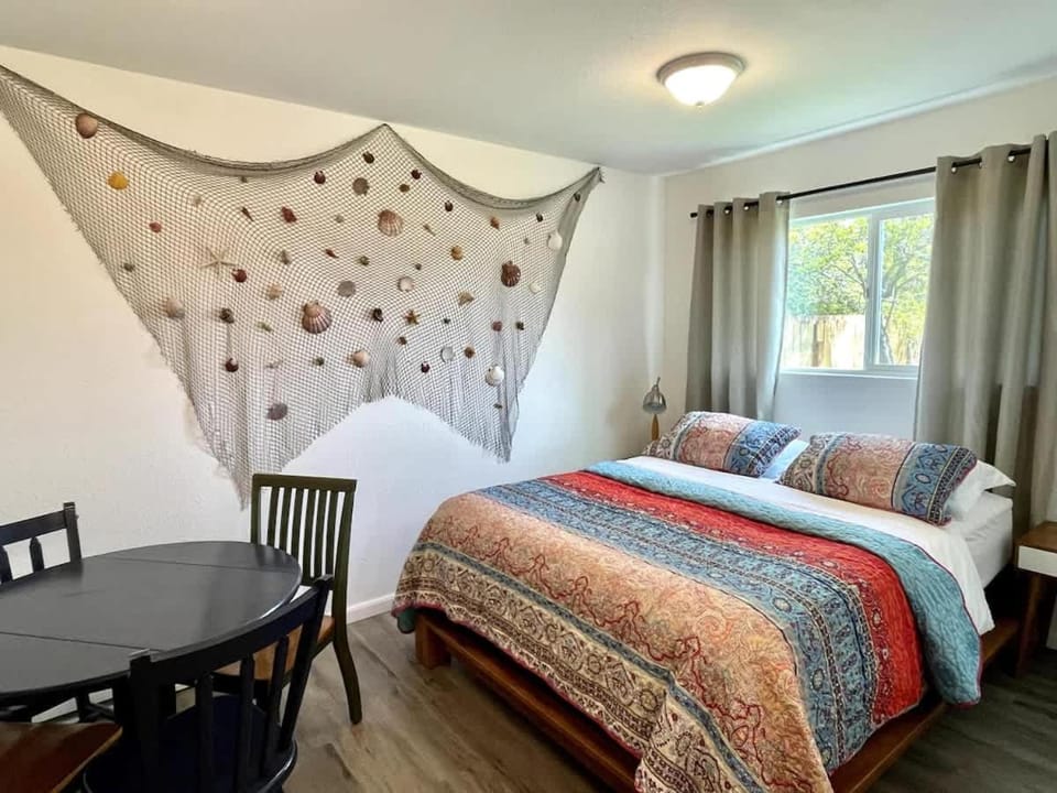Nautilus Cove Cottage by Pebble Beach & Redwoods House in Crescent City