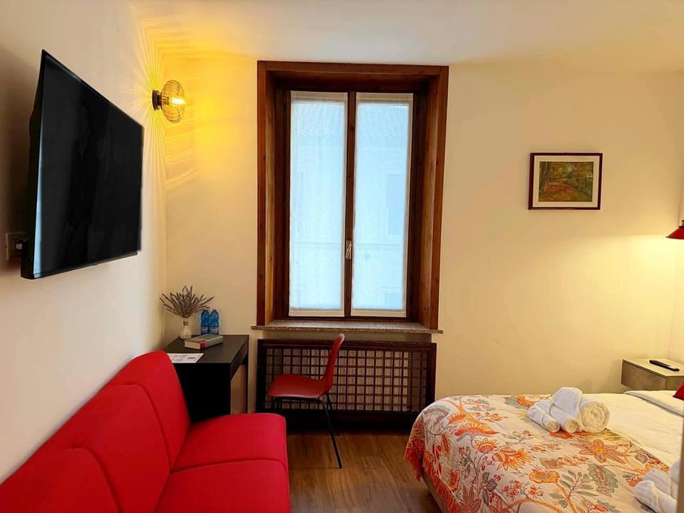 Bed, TV and multimedia, Photo of the whole room, Bedroom