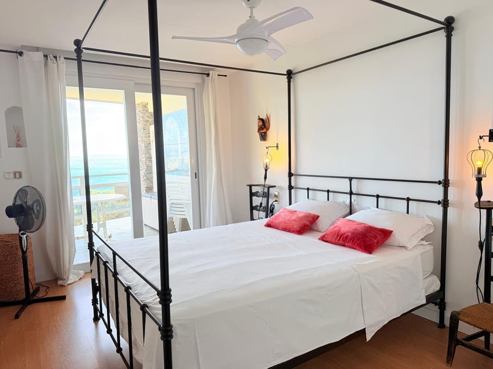 Bed, Photo of the whole room, Bedroom, Mountain view, Sea view