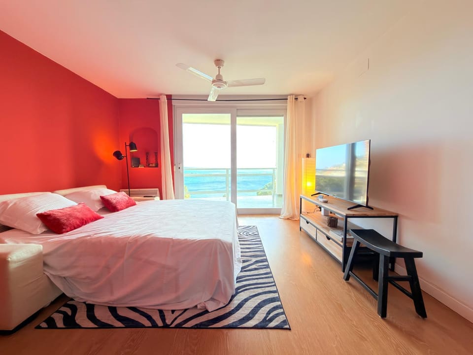 Bed, TV and multimedia, View (from property/room), Living room, Seating area, Mountain view, Sea view