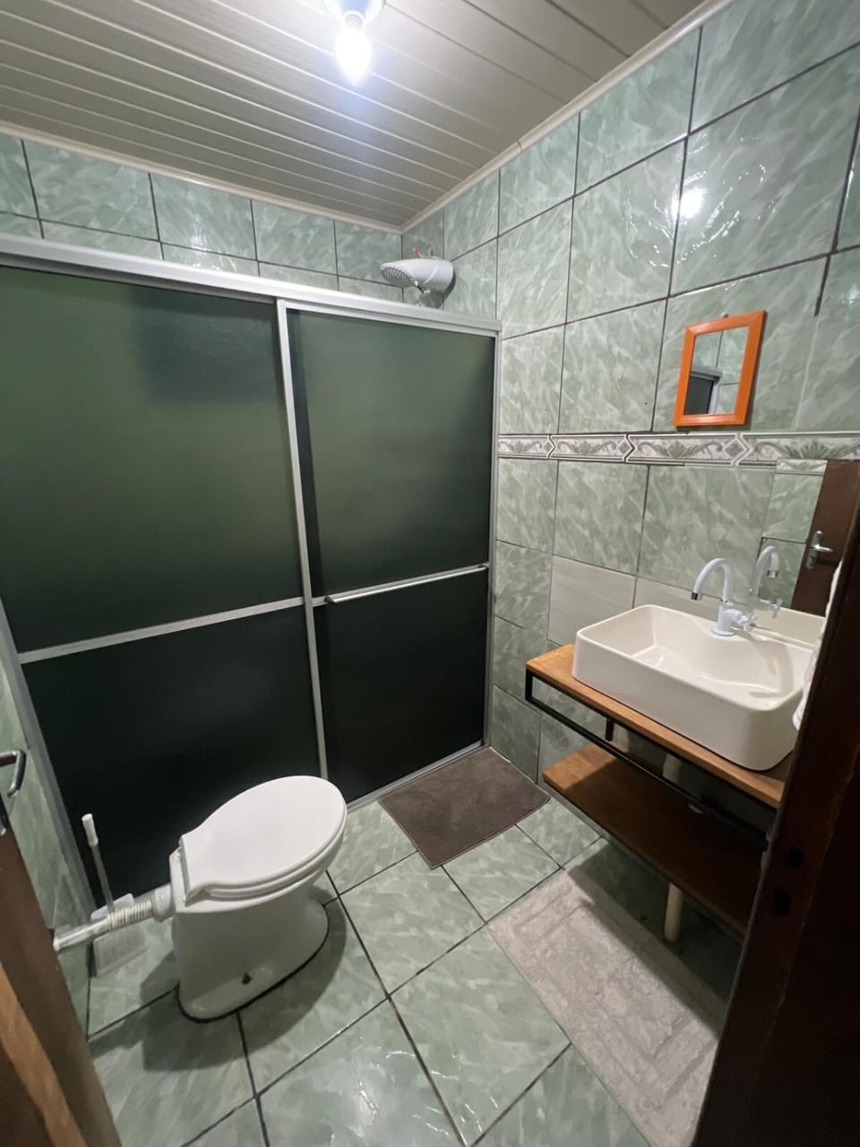 Casa inteira em terreno individual, pet friendly, vaga para 3 carros, wifi, home office House in Joinville