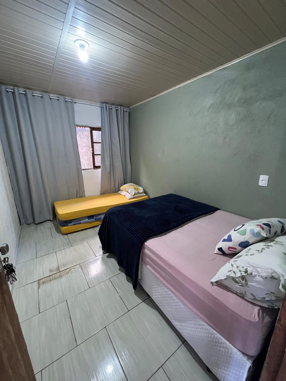 Casa inteira em terreno individual, pet friendly, vaga para 3 carros, wifi, home office House in Joinville