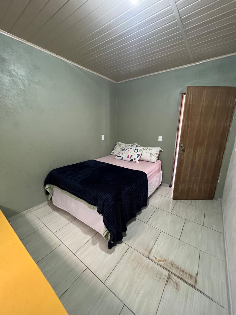 Casa inteira em terreno individual, pet friendly, vaga para 3 carros, wifi, home office House in Joinville