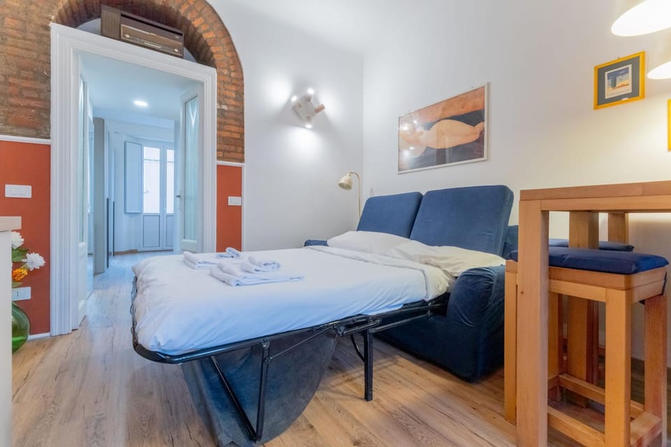 Bed, Living room, Seating area, towels