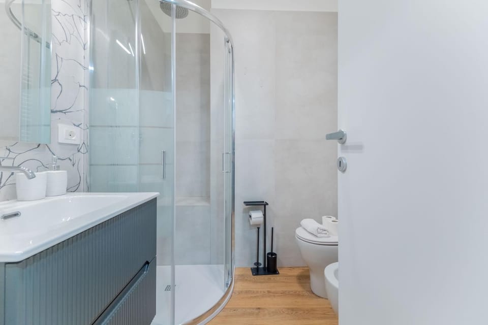 Shower, Toilet, Bathroom, towels