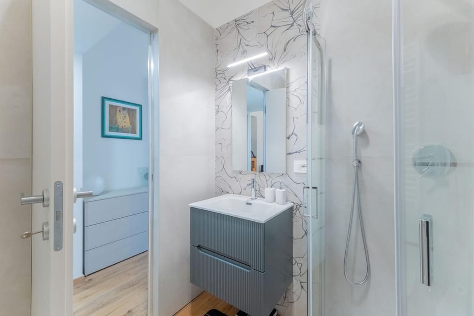 Shower, Bathroom, towels
