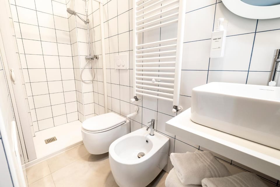 Shower, Toilet, Bathroom, bidet, towels