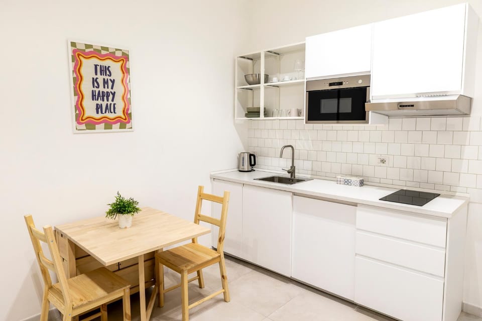 Kitchen or kitchenette, Dining area, stove