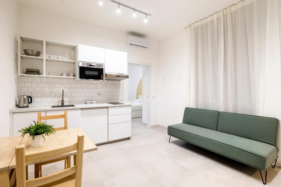 Kitchen or kitchenette, Living room, Seating area, Dining area, stove
