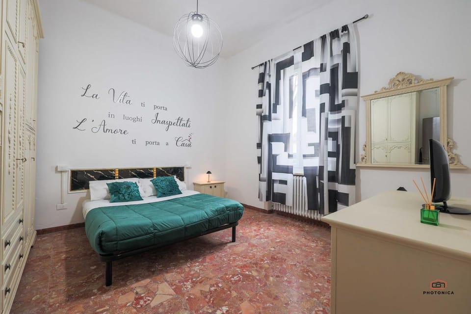 Bed, TV and multimedia, Bedroom