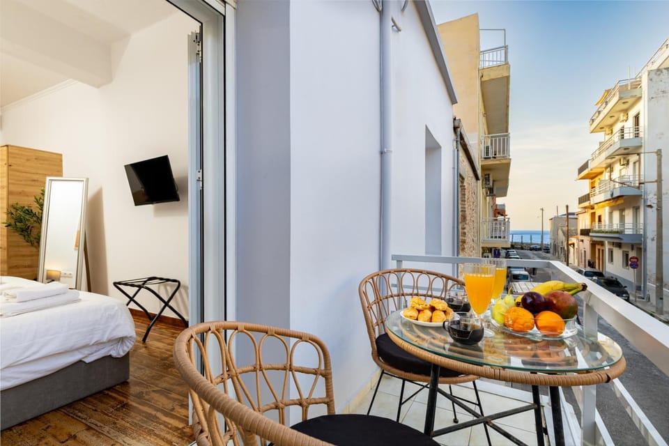 Property building, Patio, Communal lounge/ TV room, Bed, Day, TV and multimedia, View (from property/room), Balcony/Terrace, Living room, Food and drinks, Photo of the whole room, Seating area, Dining area, Evening entertainment, Bedroom, Food, City view, Drinks