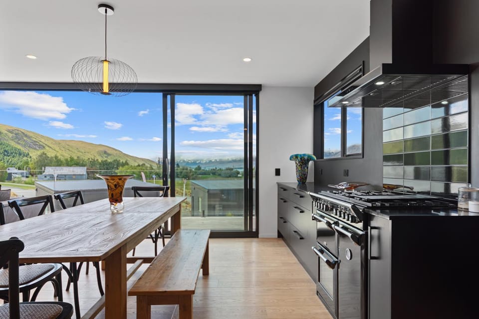 Natural landscape, View (from property/room), Balcony/Terrace, Kitchen or kitchenette, Dining area, Lake view, Mountain view, dishwasher, oven, stove