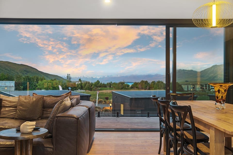 Patio, Natural landscape, View (from property/room), Balcony/Terrace, Living room, Seating area, Dining area, Lake view, Mountain view