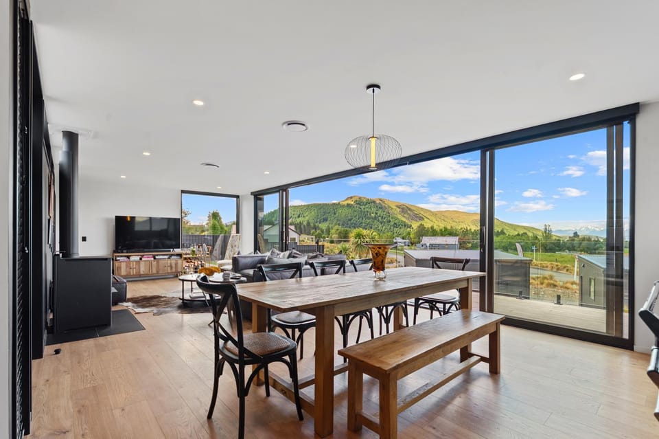 Natural landscape, TV and multimedia, View (from property/room), Balcony/Terrace, Living room, Seating area, Dining area, Evening entertainment, Mountain view, fireplace