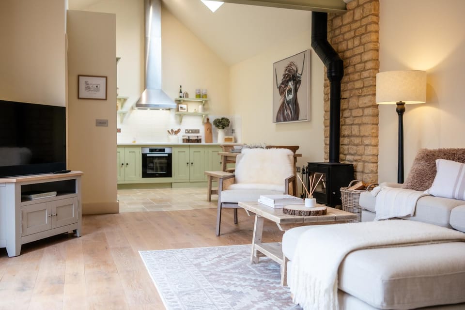 Stunning 2 Bedroom Cottage near Burford House in West Oxfordshire District