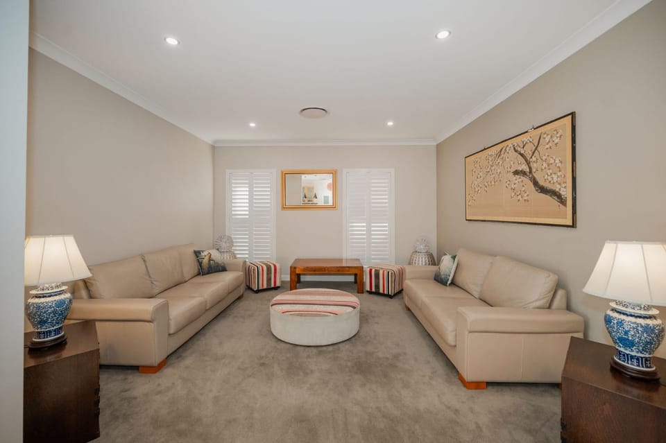 Golf Course Retreat, 3BR Family Home with Stunning Views House in Tamworth