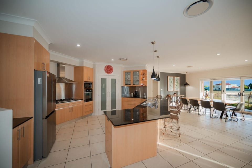 Golf Course Retreat, 3BR Family Home with Stunning Views House in Tamworth