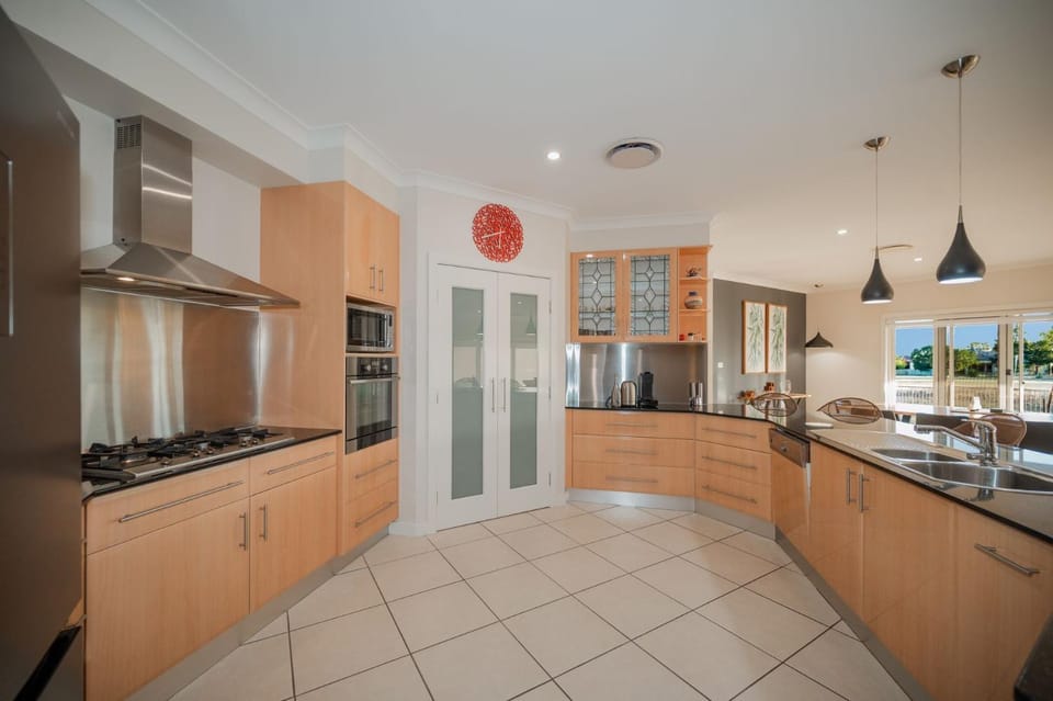 Golf Course Retreat, 3BR Family Home with Stunning Views House in Tamworth
